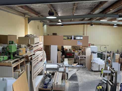 End unit warehousing with carparks