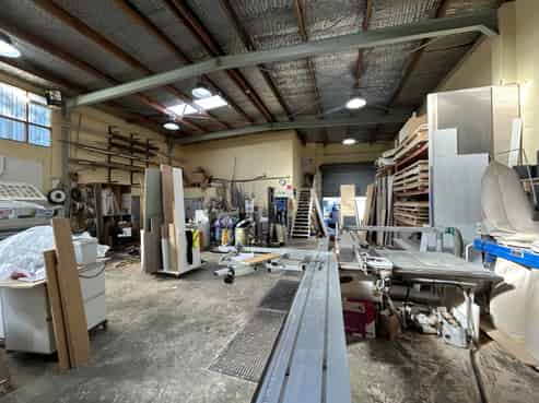 End unit warehousing with carparks
