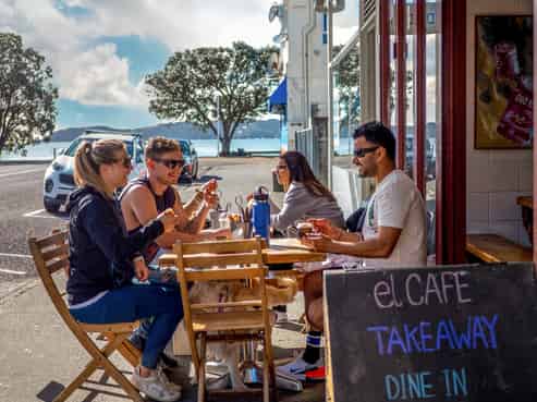 Café with loyal trade and growth potential