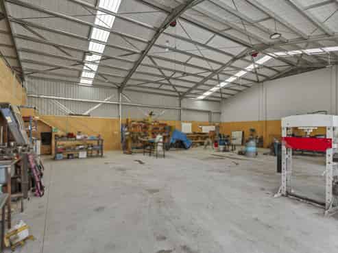 Industrial site with sheds for vacant possession