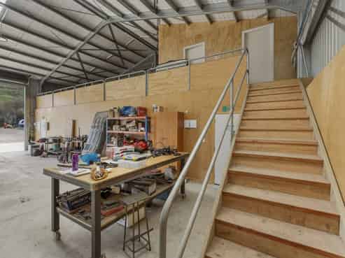 Industrial site with sheds for vacant possession