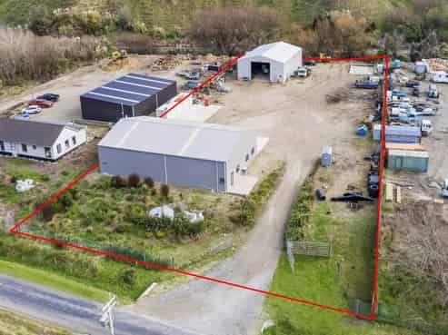 Industrial site with sheds for vacant possession