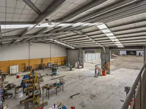 Industrial site with sheds for vacant possession