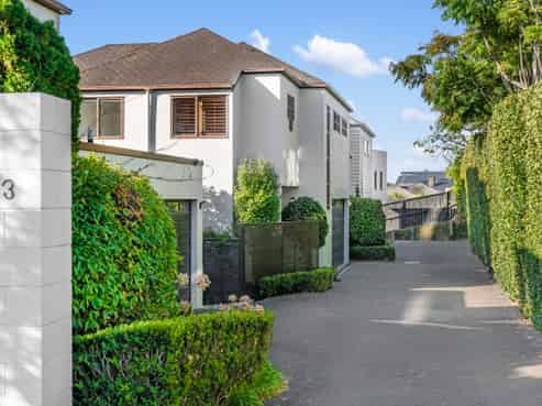 2/13 Waiatarua Road, Remuera