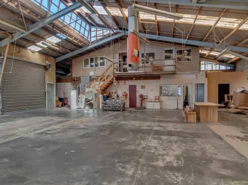 Versatile industrial facility with 200 amps power