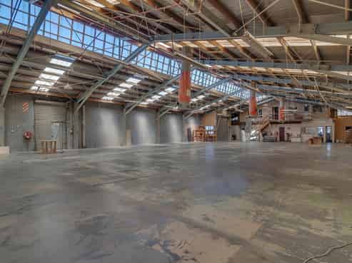 Versatile industrial facility with 200 amps power