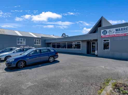 Versatile industrial facility with 200 amps power