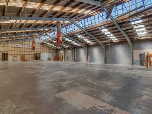 Versatile industrial facility with 200 amps power