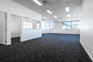 MODERN 105M² PENROSE OFFICE WITH ONSITE PARKING