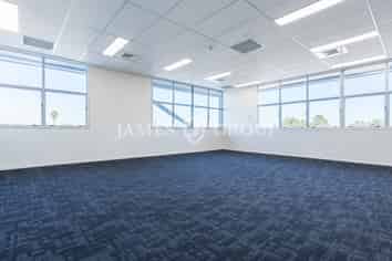 MODERN 105M² PENROSE OFFICE WITH ONSITE PARKING