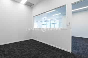 MODERN 105M² PENROSE OFFICE WITH ONSITE PARKING