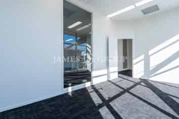 BRIGHT MODERN OFFICE IN PENROSE