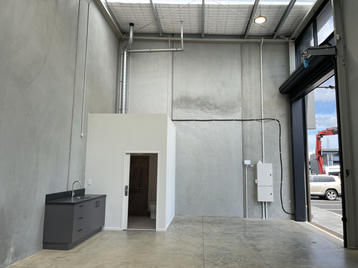 Strategic Corner Industrial Unit - Mehr