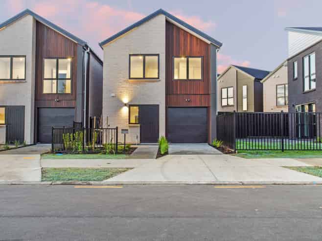 13-17 Paretaiuru Crescent, Papakura