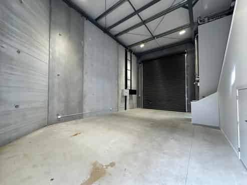 Near new warehouse/showroom