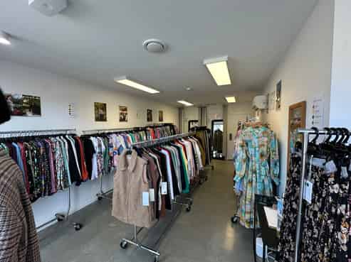 Near new warehouse/showroom