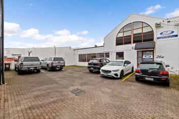 Versatile Fringe CBD Office – Dual Titles