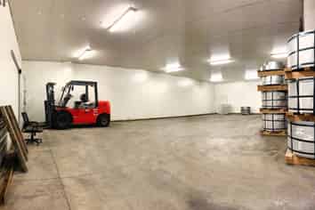 Large-Format Industrial | Chiller & 2,300m2 Yard