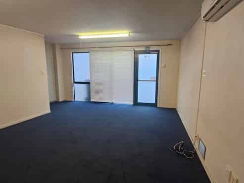 Cheap Rent! Corner Unit + Yard / Available Now
