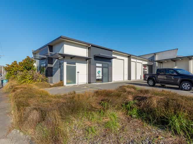 Showroom, Office & Warehouse in One