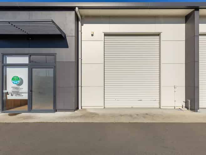 Showroom, Office & Warehouse in One