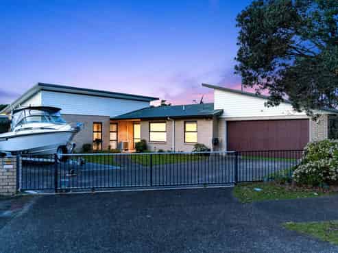 71 Pyle Road West, One Tree Point