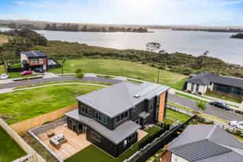 32 Tahuna Minhinnick Drive, Glenbrook