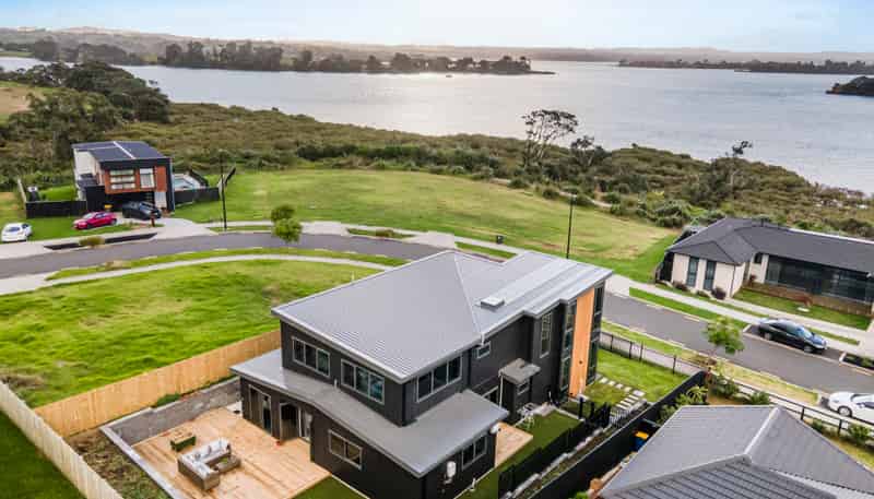 32 Tahuna Minhinnick Drive, Glenbrook