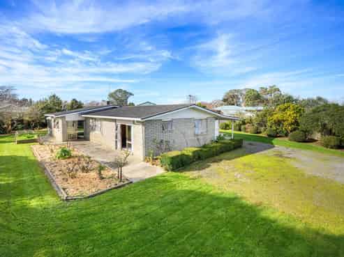 6 Flower Street, Bulls