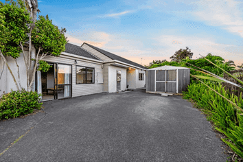 112 Whangaparaoa Road, Red Beach