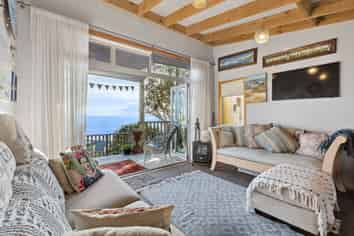 Cabin 2/30 Beach Road, Waiiti