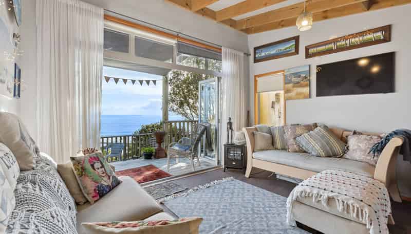 Cabin 2/30 Beach Road, Waiiti