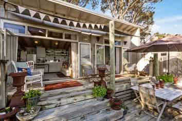 Cabin 2/30 Beach Road, Waiiti