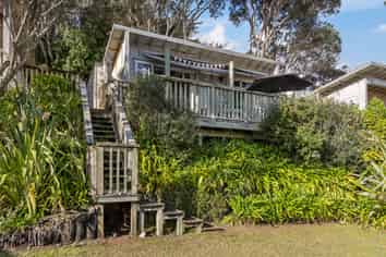 Cabin 2/30 Beach Road, Waiiti
