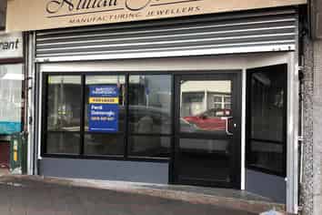 SMALL RETAIL WITH PARKING ON BUSY MOKOIA
