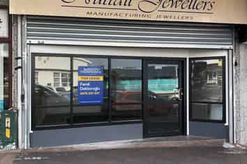 SMALL RETAIL WITH PARKING ON BUSY MOKOIA
