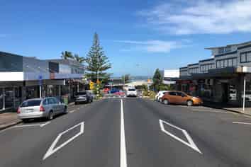 SMALL RETAIL WITH PARKING ON BUSY MOKOIA

