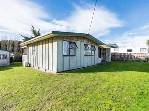 9 Hennessy Street East, Foxton Beach