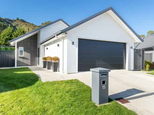 15 Salisbury Crescent, Trentham