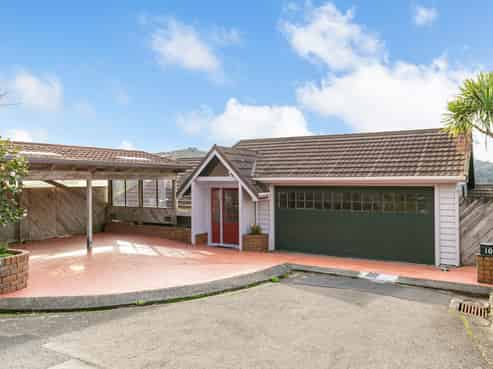 10 Kate Way, Karori