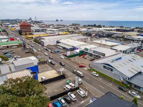 High-Visibility Space for Trade, Retail & More