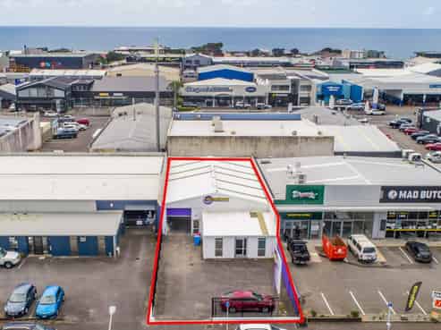 High-Visibility Space for Trade, Retail & More