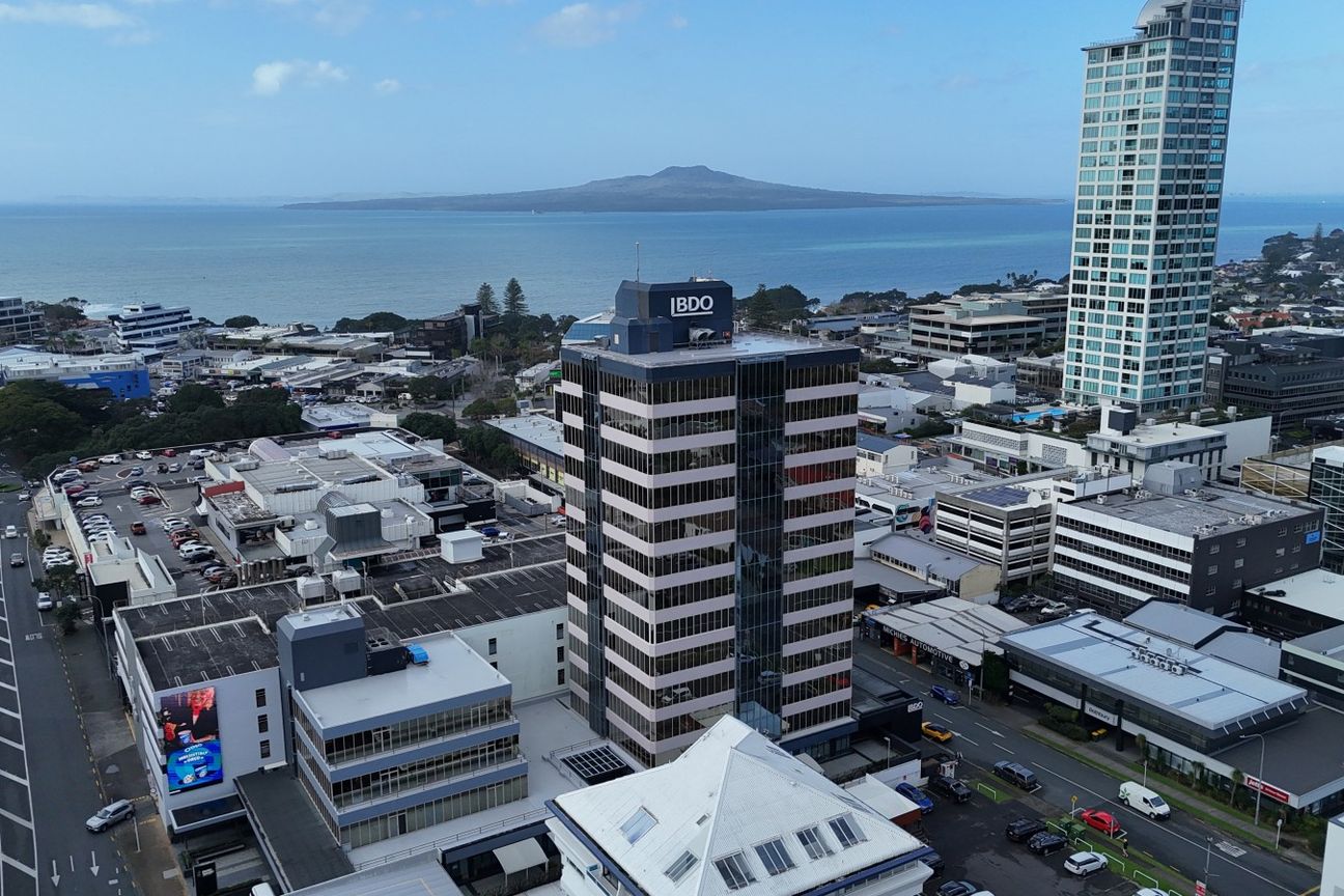 Premium Office Opportunity with Ocean Views - Daha fazla