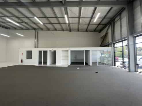 Corner profile with trade showroom