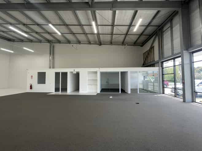 Corner profile with trade showroom