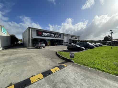 High-Profile Corner Site with Trade Showroom