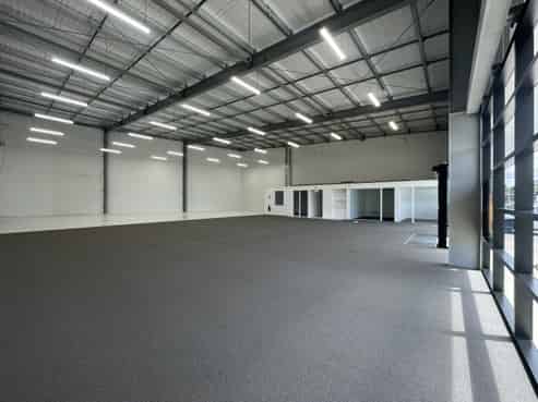 Corner profile with trade showroom