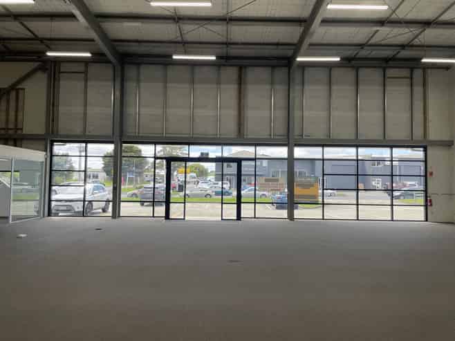 Corner profile with trade showroom