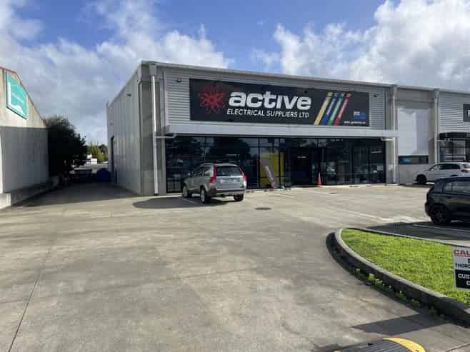 Corner profile with trade showroom