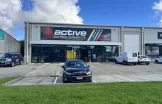 Corner profile with trade showroom